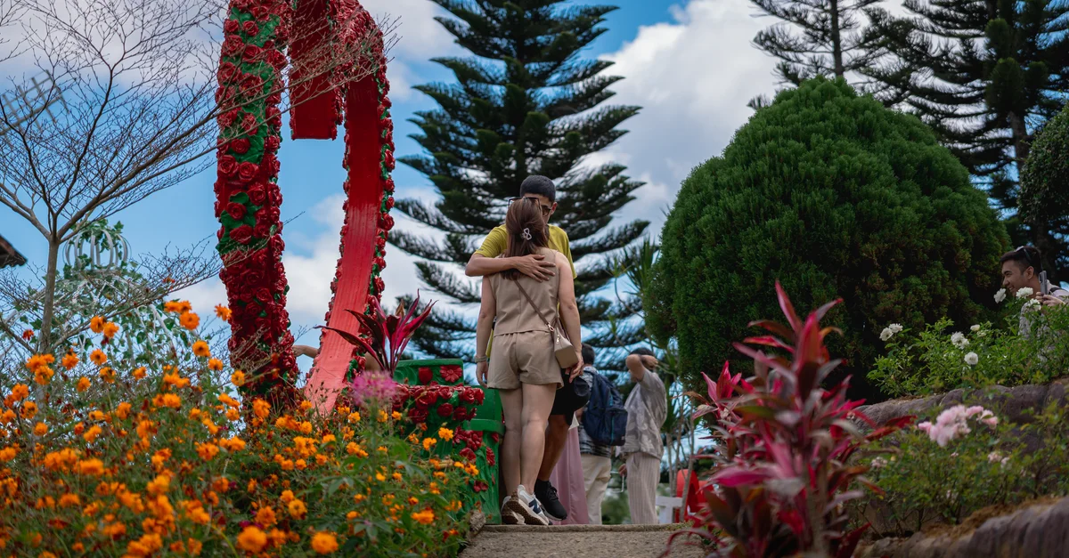 Un couple s'enlace dans un jardin coloré des Visayas centrales, aux Philippines.