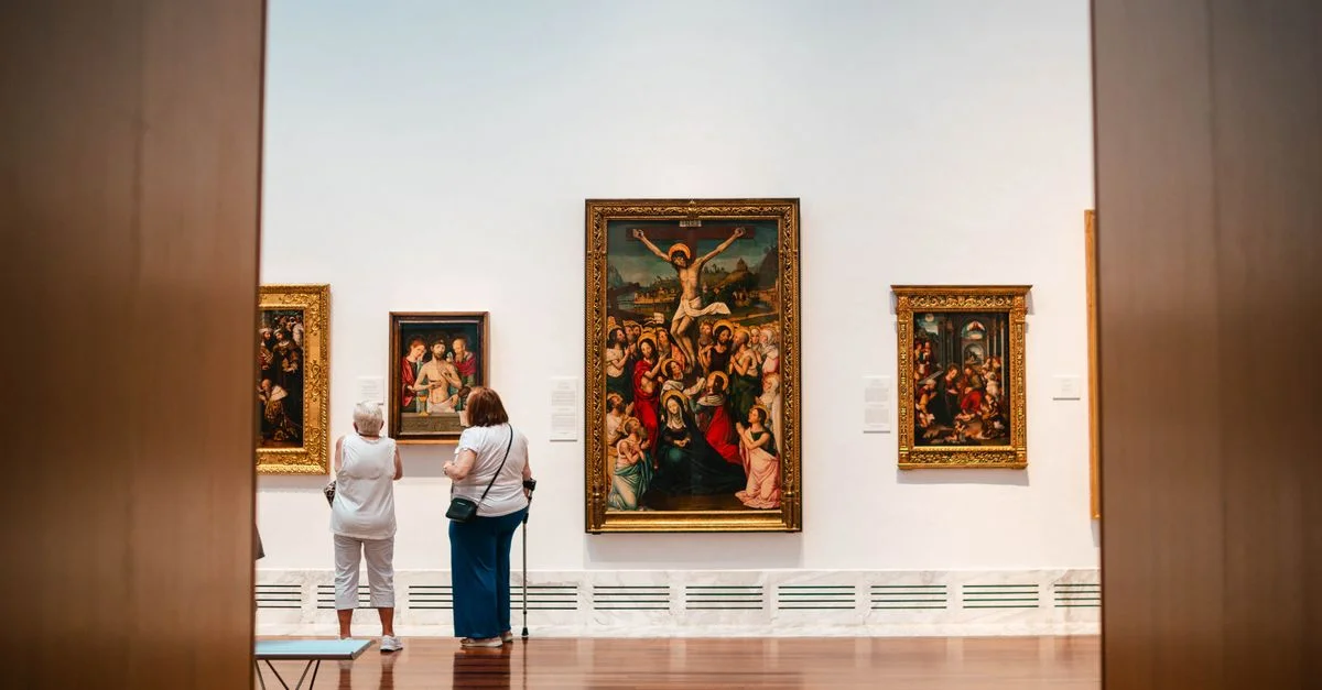 Des visiteurs découvrent des tableaux de beaux-arts dans une galerie de Valence, témoignant ainsi de leur appréciation culturelle.