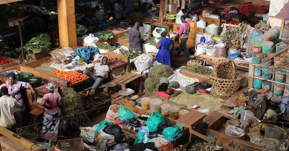 Découvrez l'activité trépidante et les couleurs vibrantes du marché central de Jinja en Ouganda.