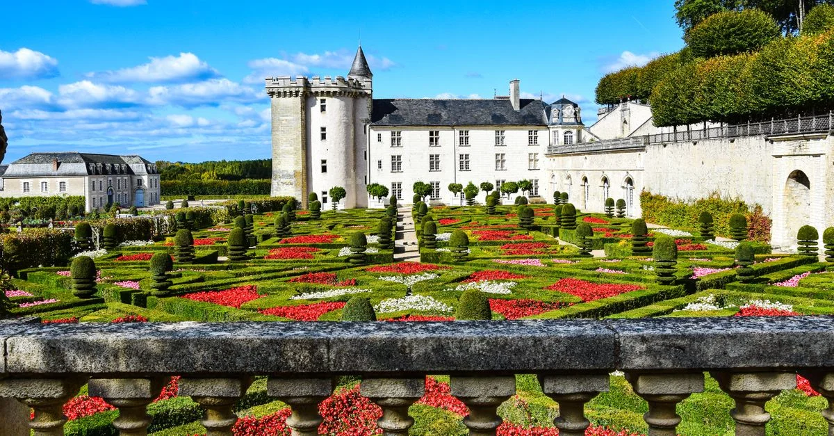 Vue aérienne magnifique des jardins du Château de Villandry en France, avec des fleurs éclatantes et une architecture historique.