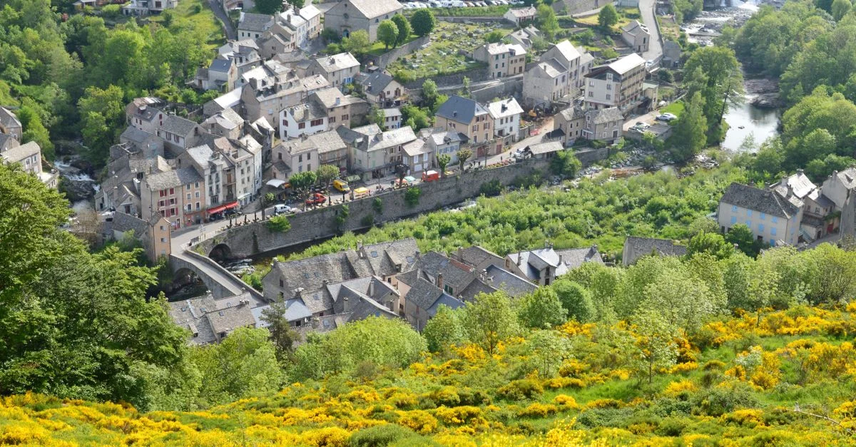 Vue aérienne charmante du village de Pont de Montvert en Occitanie, France, au milieu d'une verdure luxuriante.